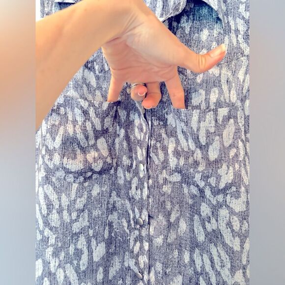 L’AGENCE Sleeveless Snap Front Leopard Print Top Blue - Picture 5 of 9